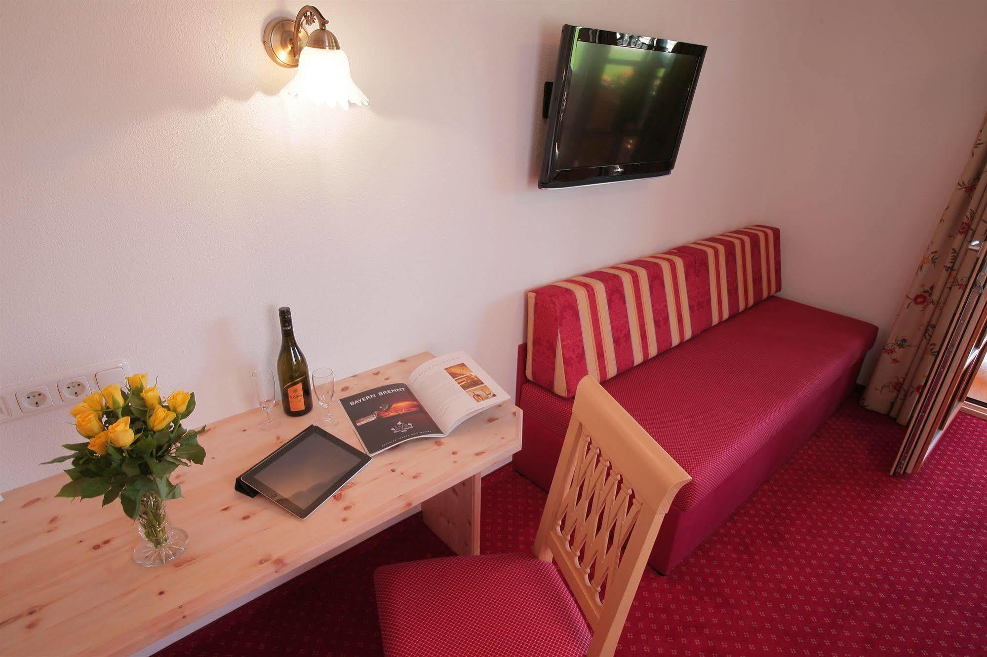 Pension Schweizerhaus Garni ไวอาร์น ภายนอก รูปภาพ