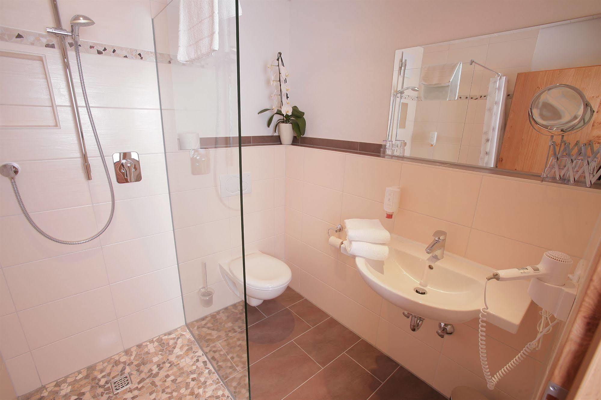 Pension Schweizerhaus Garni ไวอาร์น ภายนอก รูปภาพ